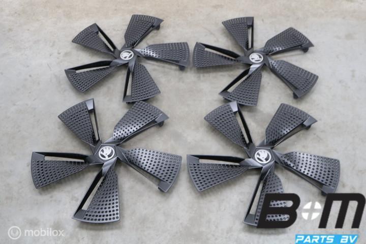 NIEUW! Set wieldoppen Skoda Enyaq - Elroq 5LA601169F, Gebruikt, Band(en)