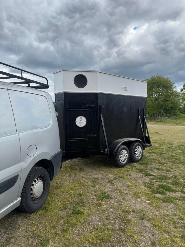 “Paardentrailer klaar om te gebruiken” (geremd) met handrem, Enlèvement
