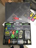 Uniek Tacklebox met immens veel haken, onderlijnen enz enz, Ophalen, Zo goed als nieuw, Complete set