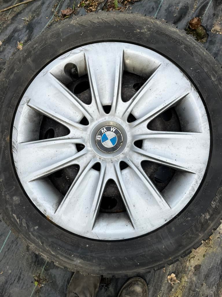 4 pneus d'hiver sur jantes en acier + enjoliveurs BMW, Autos : Pièces & Accessoires, Pneus et Jantes, Pneus hiver, 16 pouces, Véhicule de tourisme
