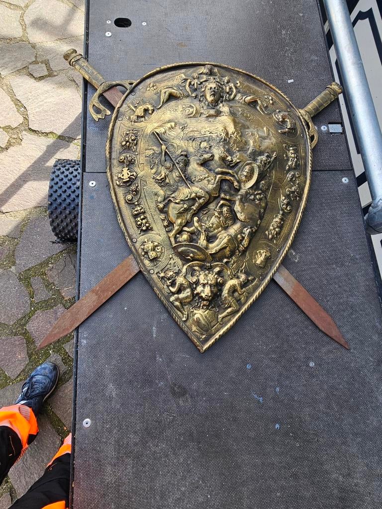 Ancien bouclier en laiton, Enlèvement