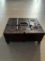 Coffre ancien en bois sculpté, Enlèvement