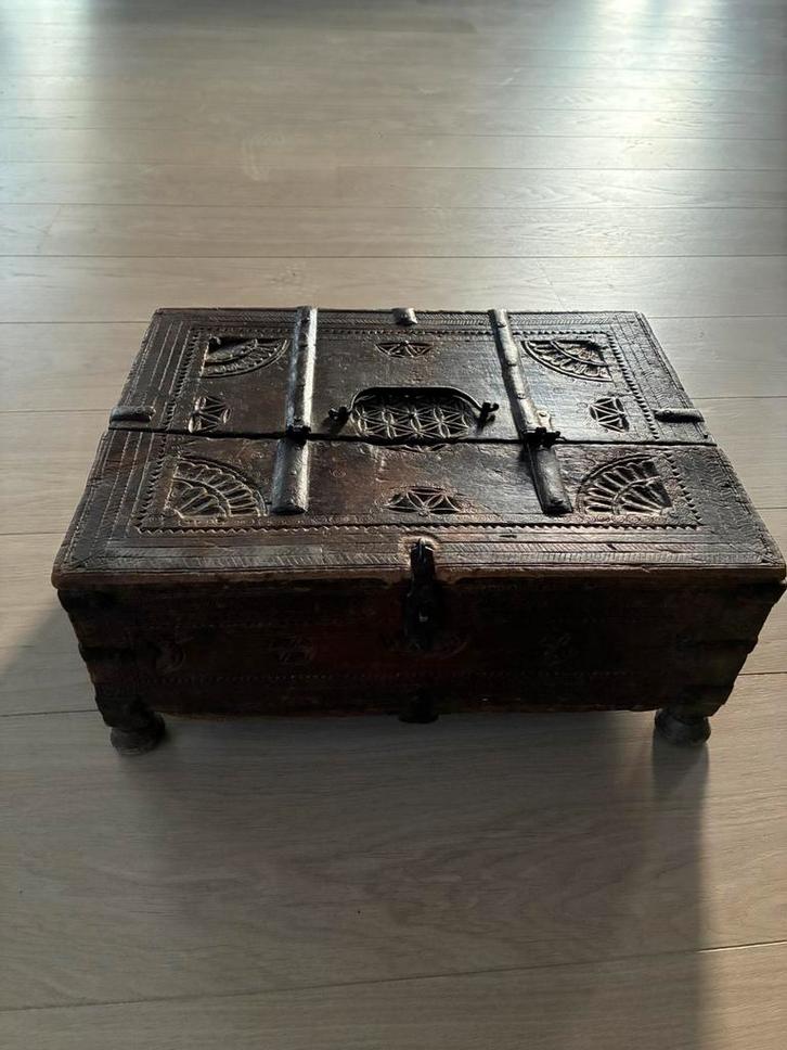 Coffre ancien en bois sculpté, Antiquités & Art, Antiquités | Accessoires de maison, Enlèvement