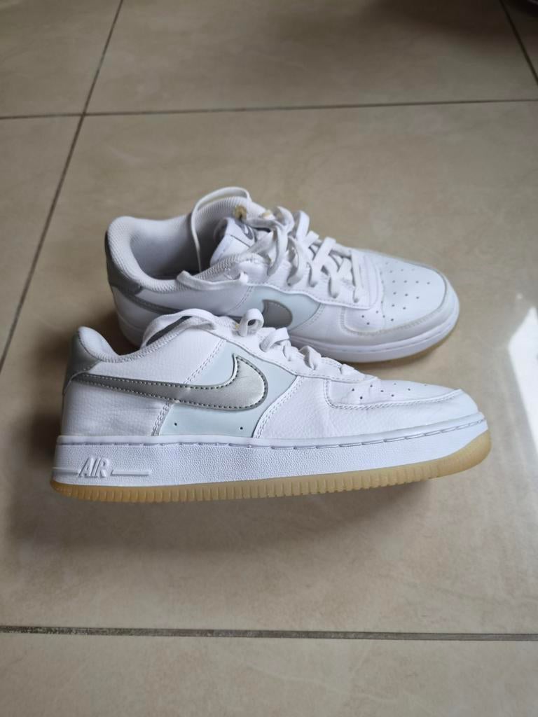 NIKE AIR FORCE 1 POUR FEMME POINTURE 37.5, Nike, Enlèvement, Porté, Blanc