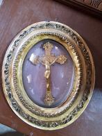 Ovale Kader met Kruis, Ophalen