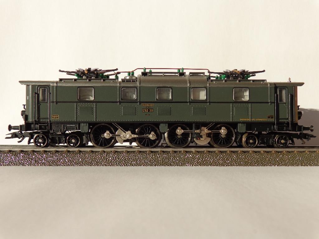 LOT WAGONS JOUEF.JOUEF.WAGON.LOCOMOTIVE.TRAIN electrique. EUR 20,50