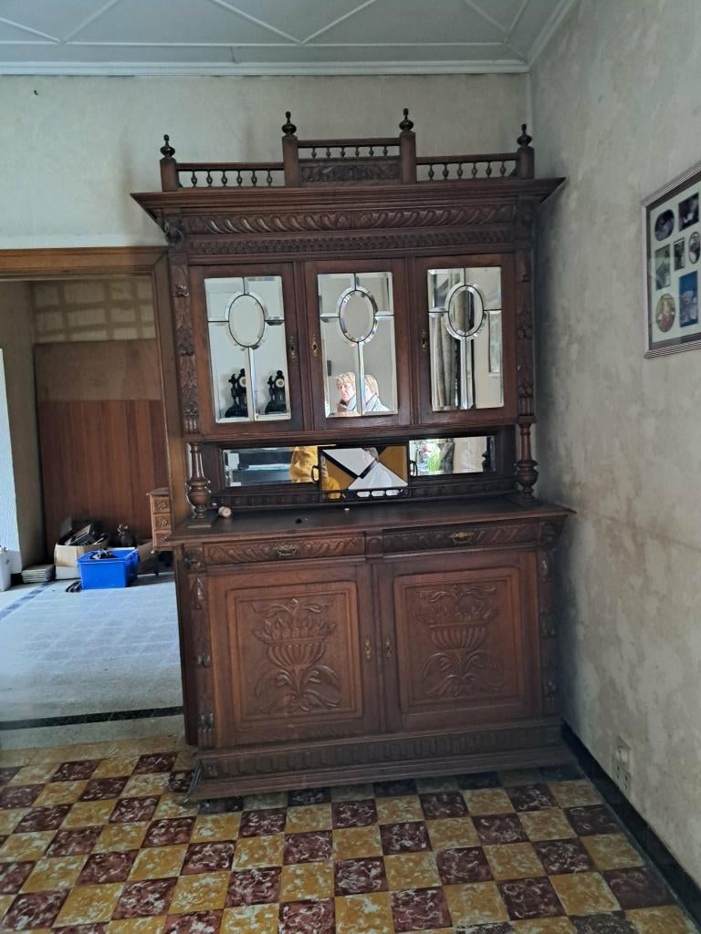 Antieke kast met leeuwenkopjes, Ophalen