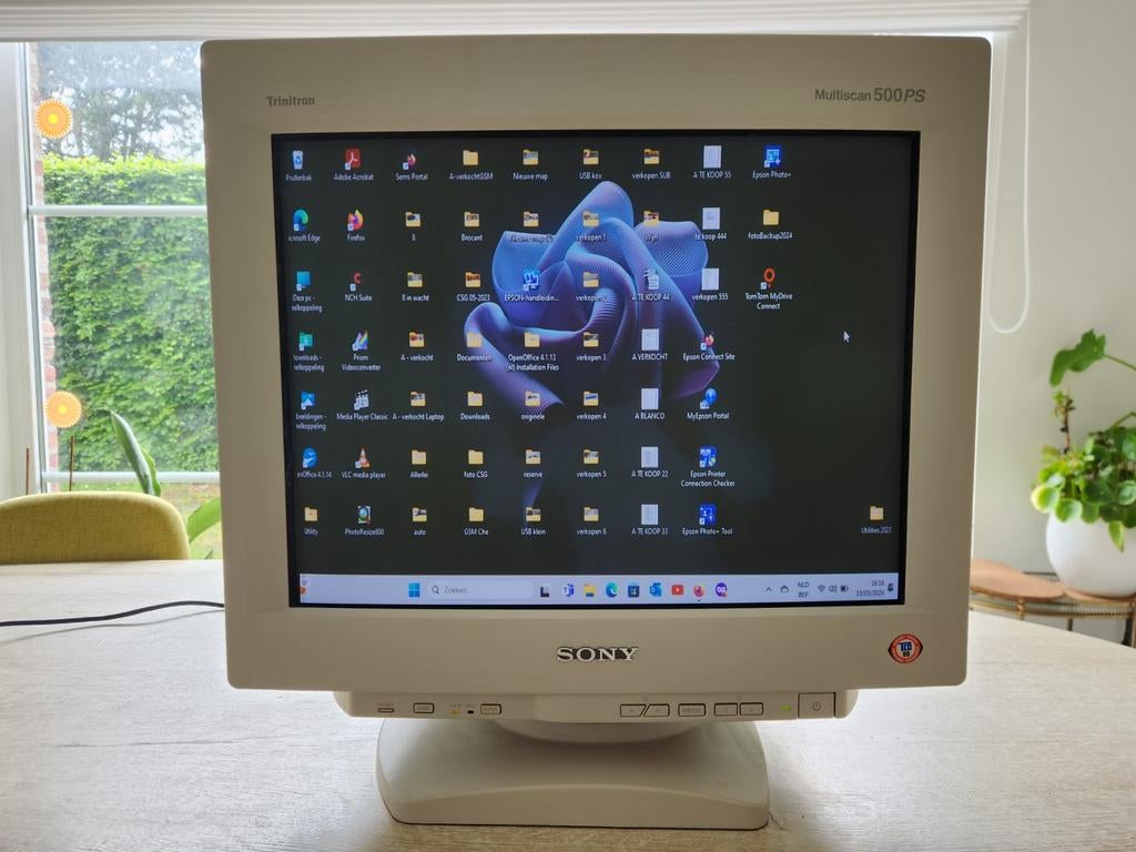 Millenium century CRT monitor 21inch, Computers en Software, Monitoren, HDMI, VGA, Draaibaar, Kantelbaar, Ophalen