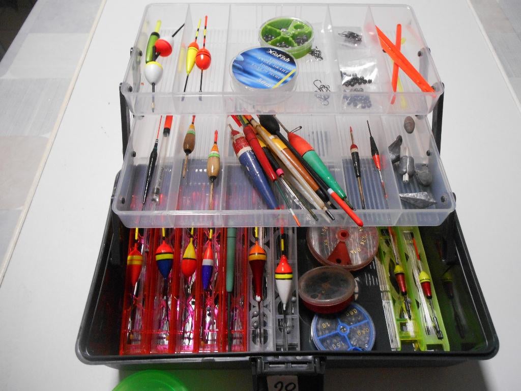 1.Doos vol Witvis materiaal, Sports nautiques & Bateaux, Pêche à la ligne | Poissons blancs, Enlèvement, Comme neuf, Ensemble complet