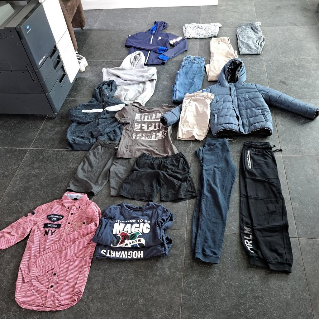 Jongenskledij 158-164  in VEURNE LEISELE MERKEM, Ophalen