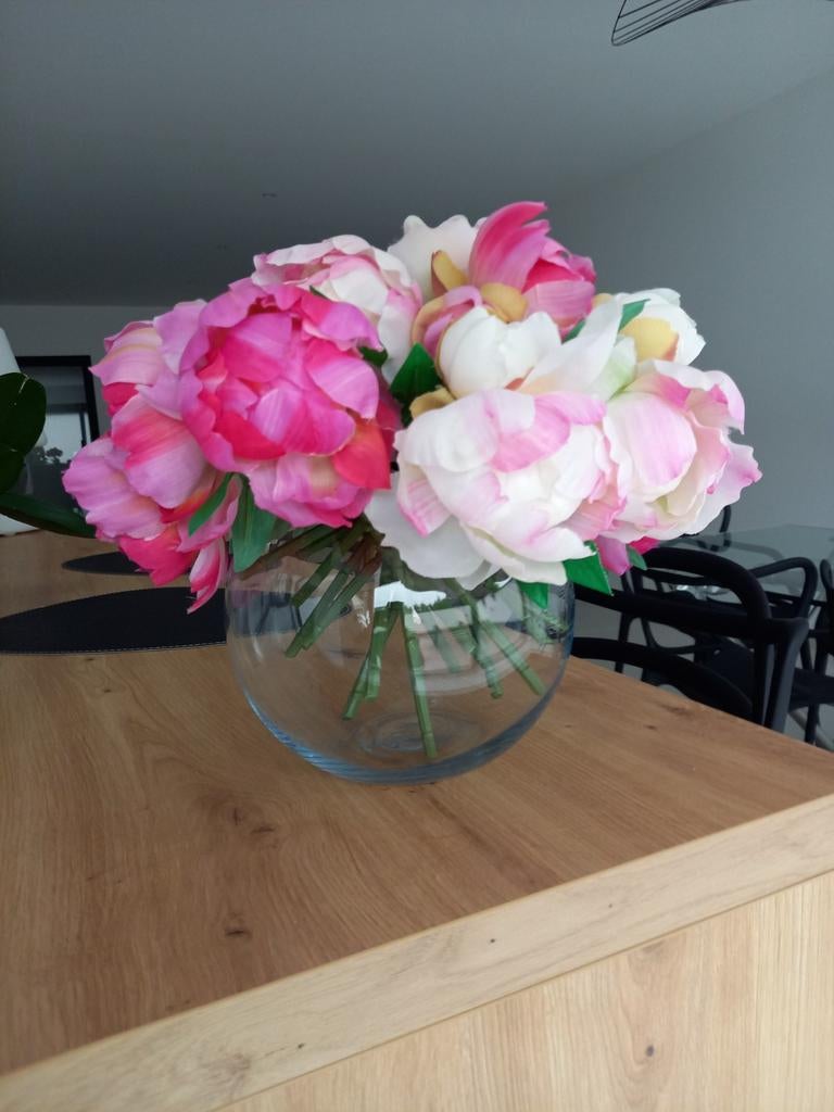 Pivoines artificielles et vase. 4367 Crisnée, Maison & Meubles, Enlèvement