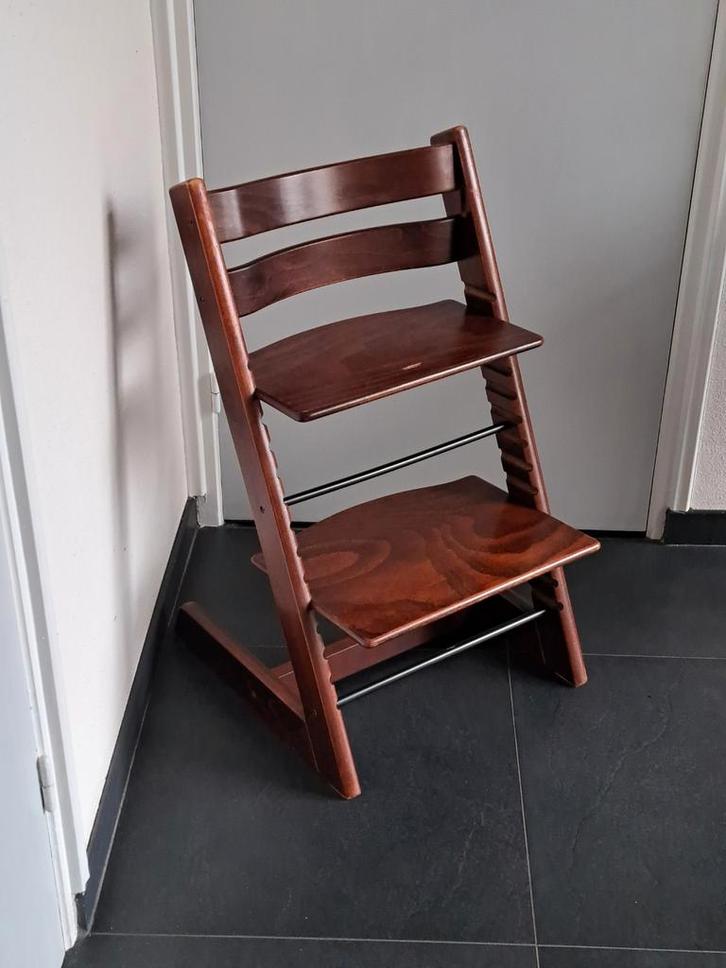 Stokke Tripp Trapp kinderstoel in walnut kleur, Kinderen en Baby's, Kinderstoelen, Gebruikt, Meegroeistoel, Aanschuifbaar, Ophalen
