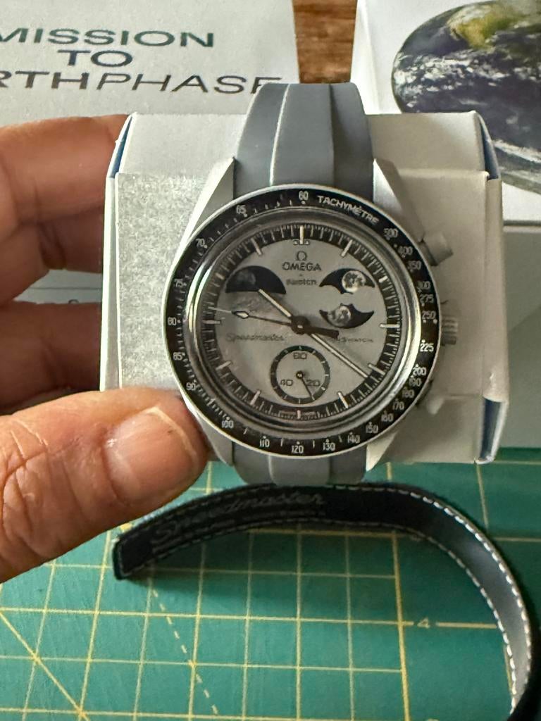 Swatch Bioceramic MoonSwatch - Mission to Earthphase (NIEUW), Handtassen en Accessoires, Horloges | Heren, Nieuw, Polshorloge