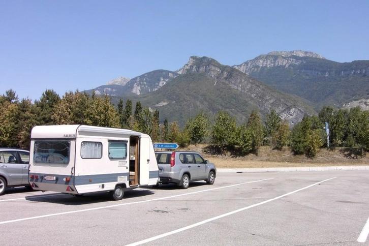 Caravan te koop, Caravans en Kamperen, Caravans, Particulier, tot en met 5, 750 - 1000 kg, Treinzit, Adria, 2 aparte bedden, Omvormbare zithoek