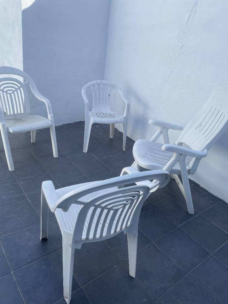 4 stoelen voor 15€, Kunststof, Gebruikt, Wit, Ophalen of Verzenden