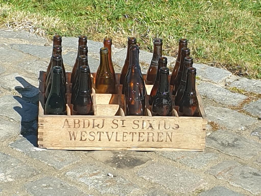 Poubelle Westvleteren contenant des marchandises vides., Collections, Enlèvement, Bouteille(s)