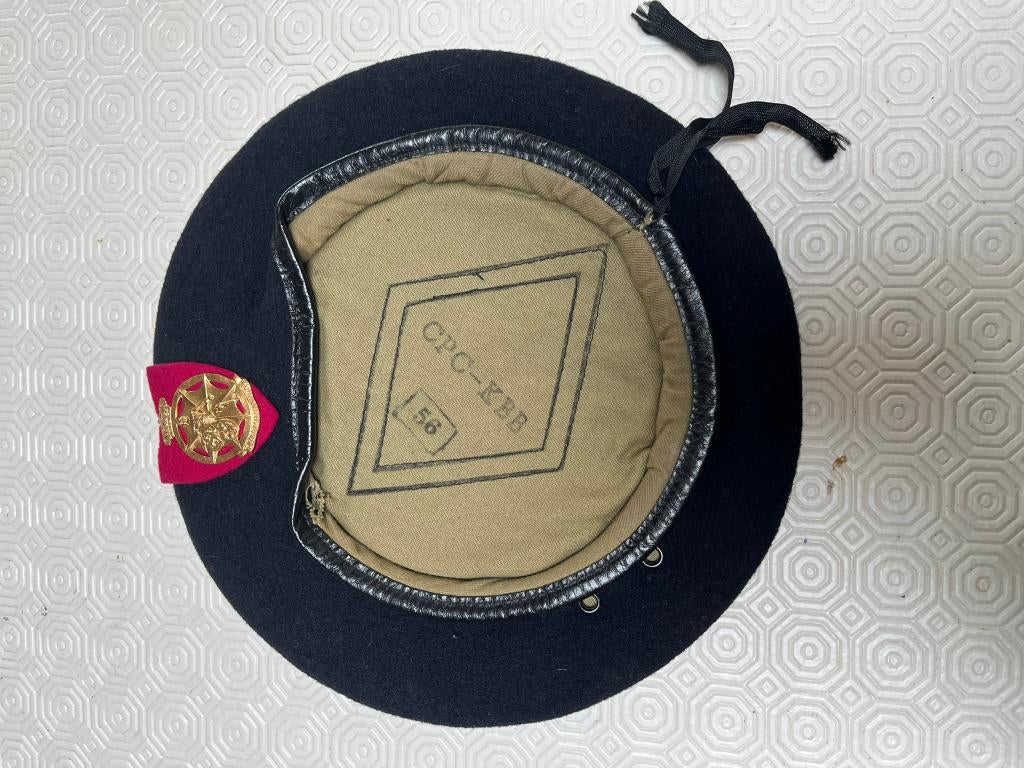 Vintage militaire baret met embleem – maat 56 – leger, Verzamelen, Ophalen of Verzenden, Landmacht, Embleem of Badge