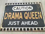Metalen wandbord 'Caution Drama Queen Just Ahead', Huis en Inrichting, Woonaccessoires | Tekstborden en Spreuken, Ophalen of Verzenden