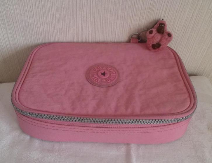 Kipling Zeer grote roze pennenetui + aap, Diversen, Schoolbenodigdheden, Gebruikt, Ophalen of Verzenden