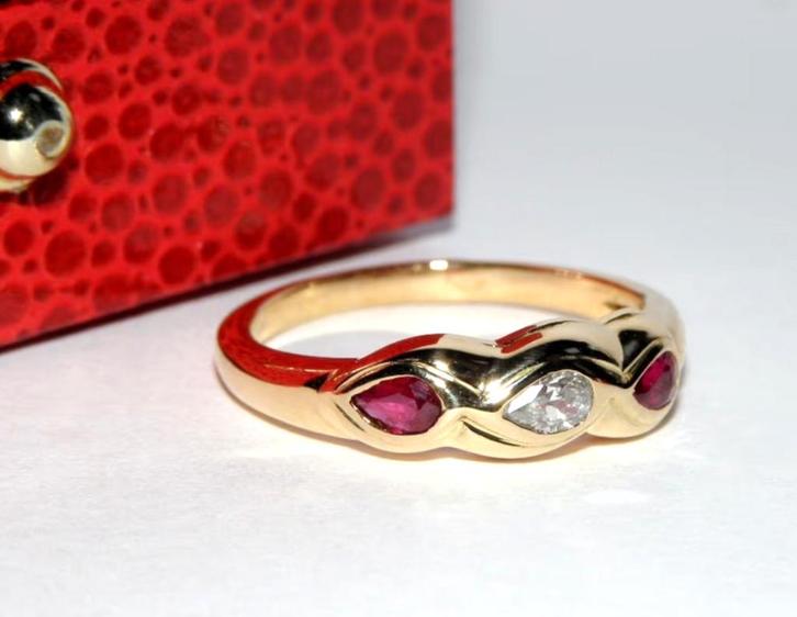 18KT ring met diamant en Robijnen (, Handtassen en Accessoires, Ringen, Zo goed als nieuw, Dame, 17 tot 18, Rood, Goud, Met edelsteen