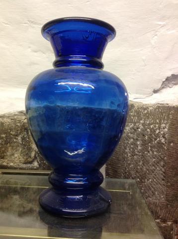 Grand vase en verre épais bleu mesurant 41 cms de haut