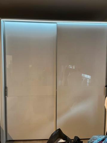 Witte tweedeursjkeerkast van gero lier met ledverlichting. beschikbaar voor biedingen