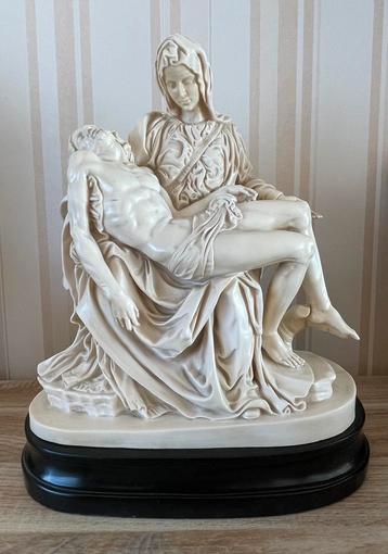 Grote piëta van Santini in “marble resin” beschikbaar voor biedingen