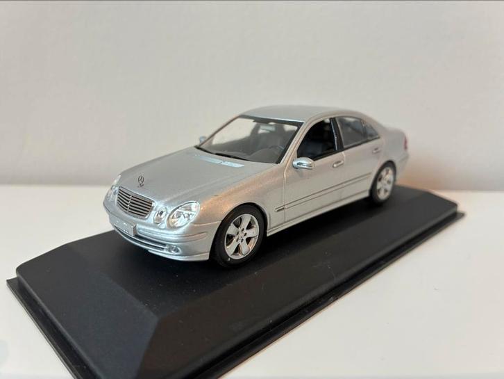 Mercedes-Benz E-klasse (Type W211) 2002 - MiniChamps, Hobby en Vrije tijd, Modelauto's | 1:43, Zo goed als nieuw, Auto, MiniChamps