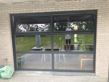 Groot raam beschikbaar voor biedingen