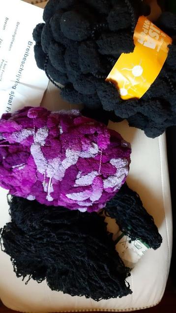 2 bollen voor 2 sjaals + 100 g bouclégaren zwart beschikbaar voor biedingen