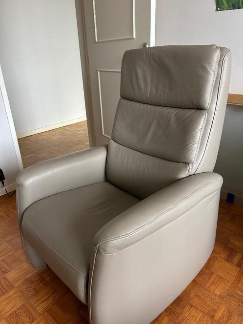 Elektrische relax met opstahulp , nieuwprijs 1280 euro, Huis en Inrichting, Fauteuils, Zo goed als nieuw, Ophalen