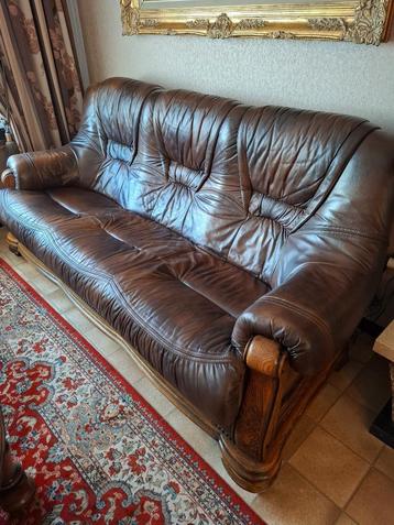 Lederen salon + ronde salontafel beschikbaar voor biedingen