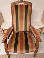 Vintage armstoel met houten frame en velours bekleding., Antiek en Kunst, Ophalen