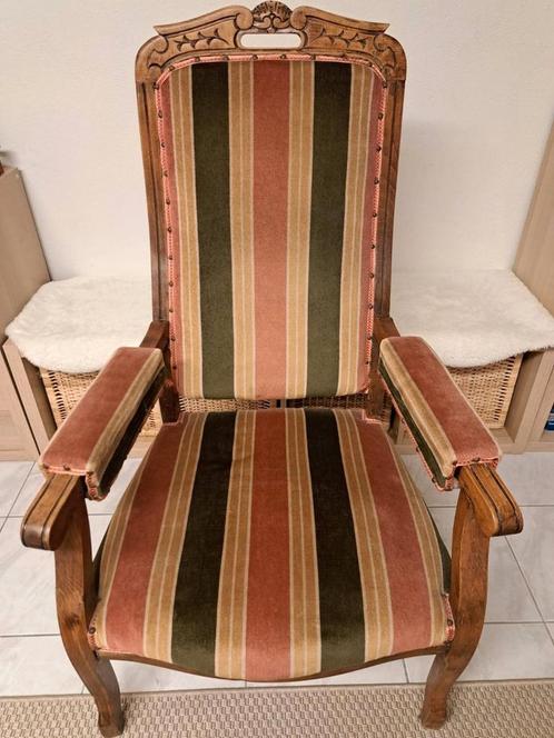Vintage armstoel met houten frame en velours bekleding., Antiek en Kunst, Antiek | Meubels | Stoelen en Sofa's, Ophalen