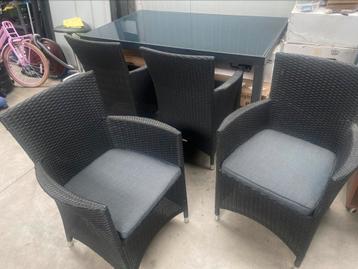 Zeer mooie tafel met 4 stoelen – ideaal voor tuin of terras beschikbaar voor biedingen