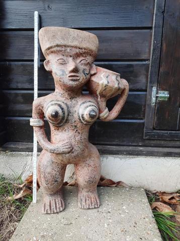 Mooi Afrikaans vrouwenbeeld in terra cotta  beschikbaar voor biedingen