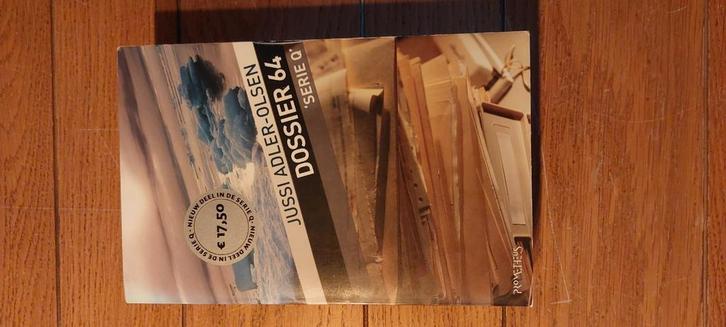Jussi Adler-Olsen - Dossier 64, Boeken, Thrillers, Gelezen, Ophalen of Verzenden