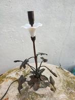 Antiek bronzen lamp met opaline bloem, Antiquités & Art, Antiquités | Éclairage, Enlèvement ou Envoi