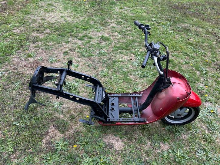 Skipper frame met papieren MOET WEG, Fietsen en Brommers, Snorfietsen en Snorscooters, Zo goed als nieuw, Piaggio, Benzine, Ophalen