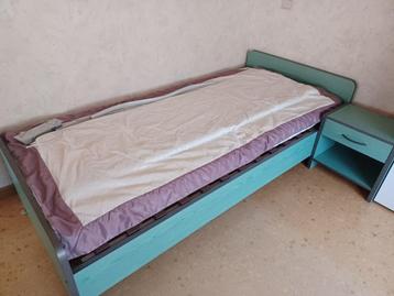 Complete slaapkamer bed kast bureau rek en nachtkastje beschikbaar voor biedingen