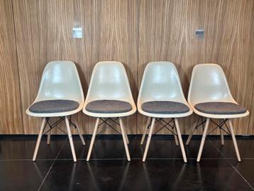 Eames DSW chairs Herman Miller beschikbaar voor biedingen