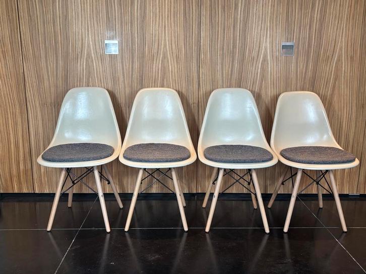 Eames DSW chairs Herman Miller, Huis en Inrichting, Stoelen, Zo goed als nieuw, Grijs, Ophalen