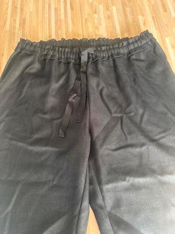 Zwarte Nieuwe broek mt 38, fijne stof voor €15 of goed bod beschikbaar voor biedingen