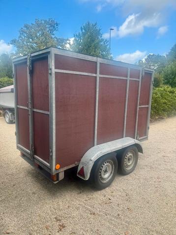 Gesloten aanhangwagen dubbelas beschikbaar voor biedingen