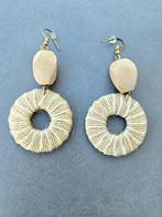Mooie beige oorbellen, Handtassen en Accessoires, Oorbellen, Verzenden, Zo goed als nieuw, Beige