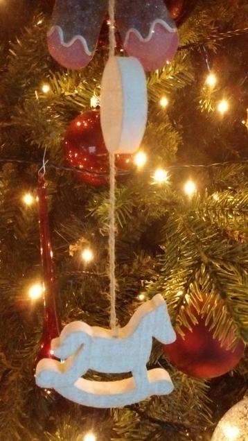 set met 10 houten hangfiguurtjes beschikbaar voor biedingen