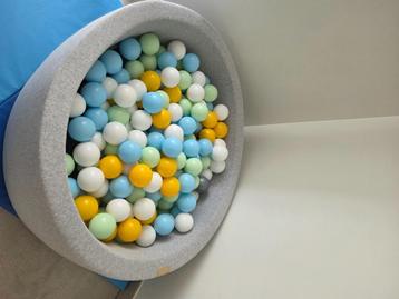 Ballenbakje met balletjes beschikbaar voor biedingen