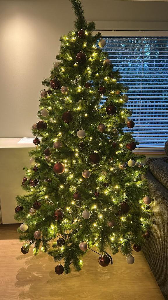 Kunststof kerstboom met verlichting en kerstballen, Divers, Noël, Comme neuf, Enlèvement