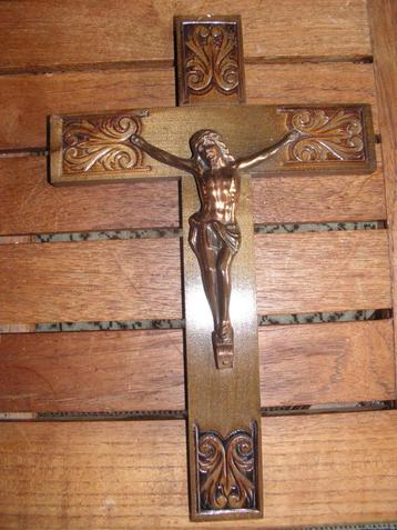 Antiek houten kruisbeeld met koperen Christus.