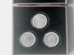 drie zilveren munten in houten luxedoos, a verminderde prijs, Verzamelen, Overige Verzamelen, Nieuw, Ophalen of Verzenden